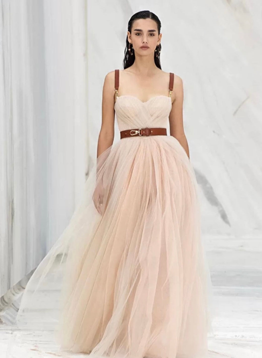 RODE TAPIJT JURK MET LEDEREN DETAILS